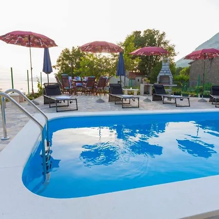 Vila In With Pool Near Seabeach Tučepi