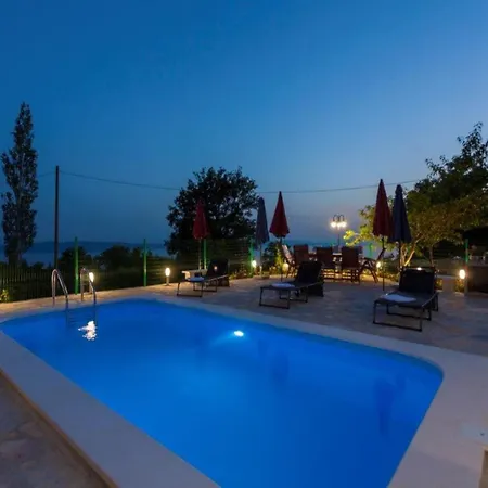 In With Pool Near Seabeach Vila *