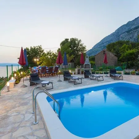 Vila In With Pool Near Seabeach *