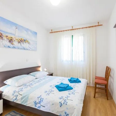 In With Pool Near Seabeach Vila *