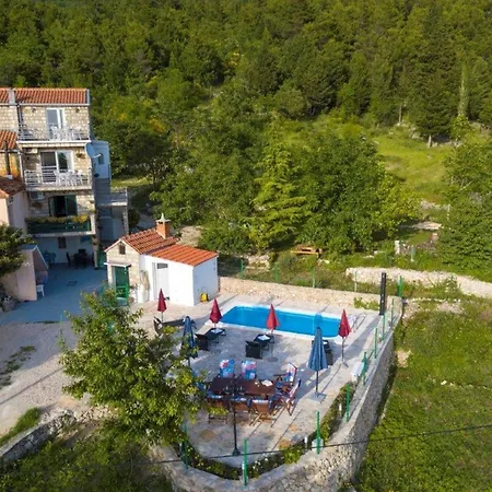 In With Pool Near Seabeach Vila *